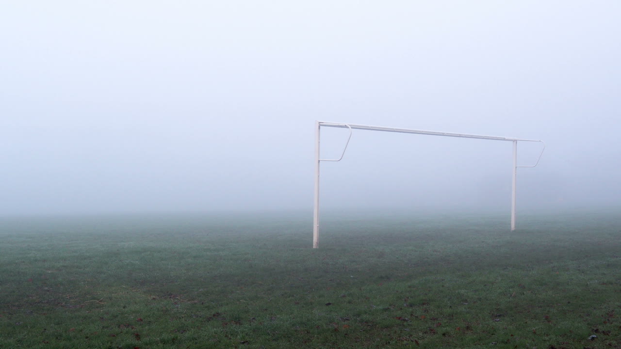 안개 속의 축구 골대 4k #1