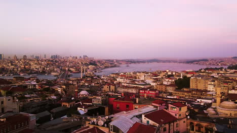 Dolly-Aéreo-Panorámico-Al-Atardecer-Sobre-El-Horizonte-De-Estambul,-Turquía