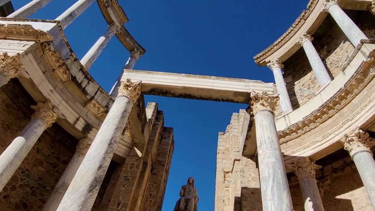 Teatro Romano di Mérida. Vista panoramica delle colonne romane, statue e fregi. Vista panoramica del palcoscenico del teatro romano. Emerita Augusta. Spagna. Architettura dell'Impero Romano.