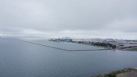 Pequeña-Capitalización-En-La-Bahía-Con-Barcos-Y-Negocios-Industriales