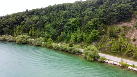 Eleganter-Blick-Auf-Die-Schöne-Küstenlinie-Der-Peninsula-Drive-Von-Traverse-City