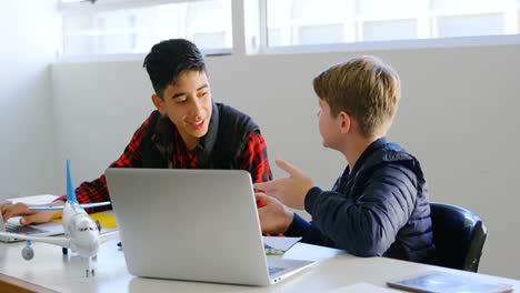 Niños-Discutiendo-Sobre-Modelo-De-Avión-En-Instituto-De-Formación-4k