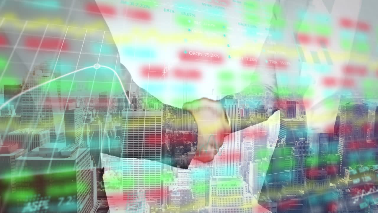 procesamiento de datos del mercado de valores sobre hombres de negocios estrechando la mano contra el paisaje urbano
