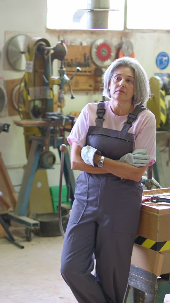 Due artigiani in piedi in un laboratorio affollato