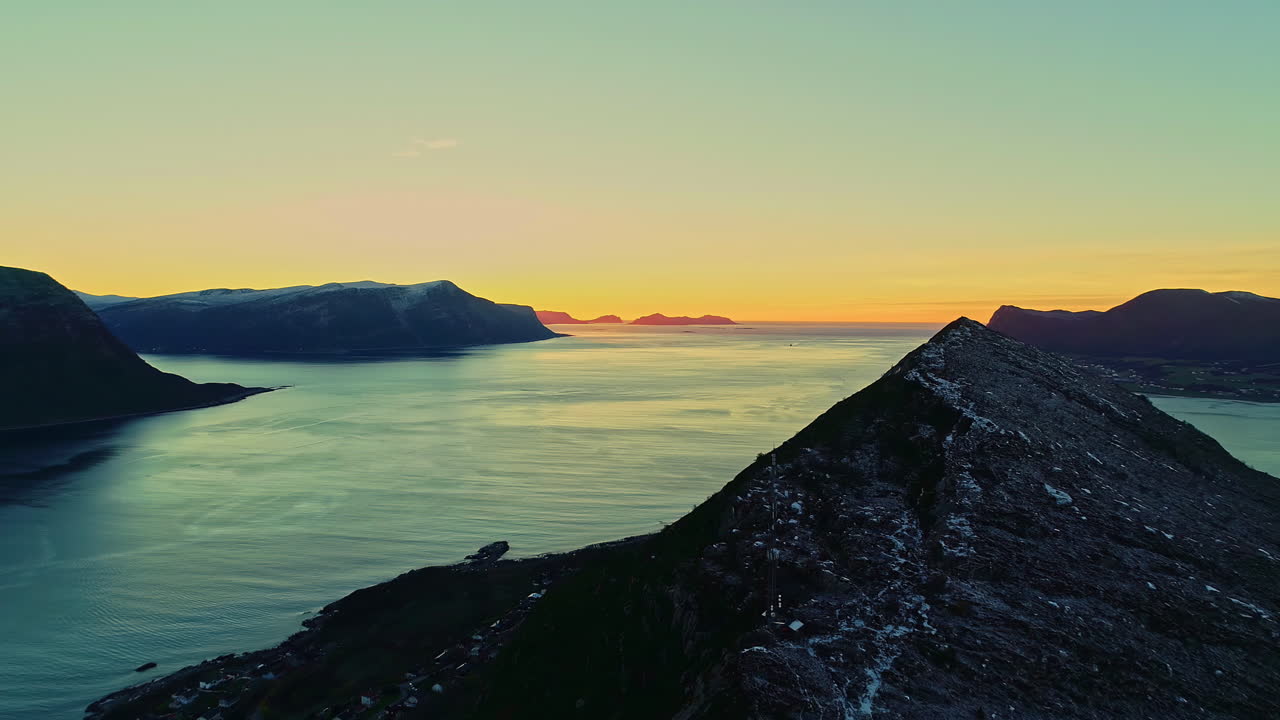 impresionantes montañas y lagos en noruega