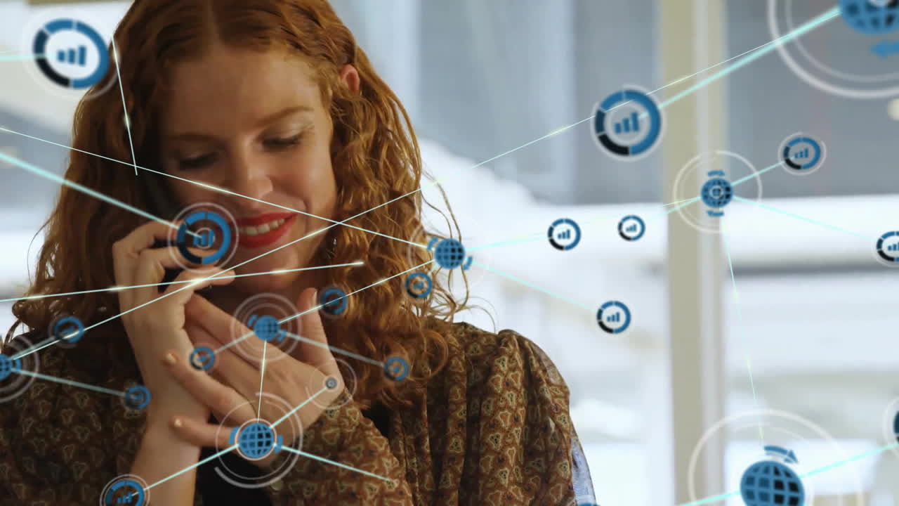 animación de la red de conexiones sobre una mujer caucásica hablando en un teléfono inteligente