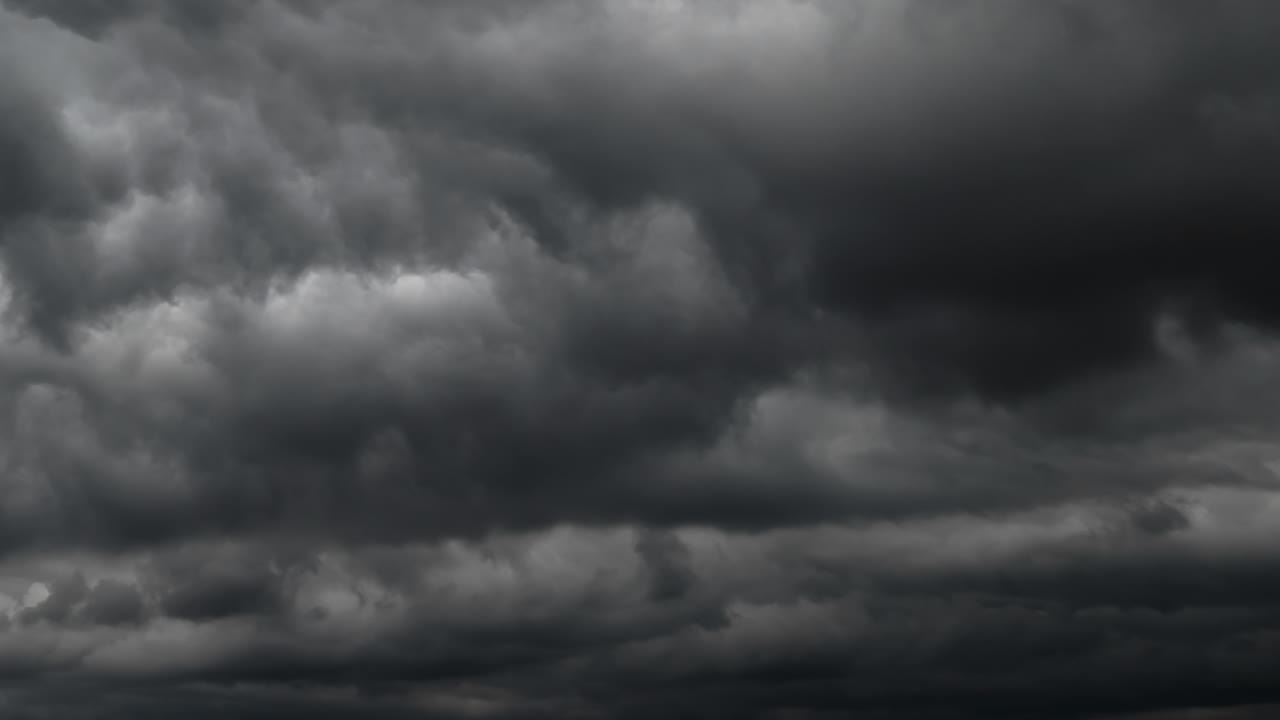 폭풍우와 함께 아름다운 어두운 극적인 하늘 비가 오기 전에 시간 경과