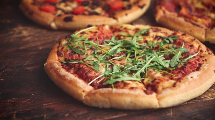Pizze fatte in casa, spesse in stile americano, con impasto soffice
