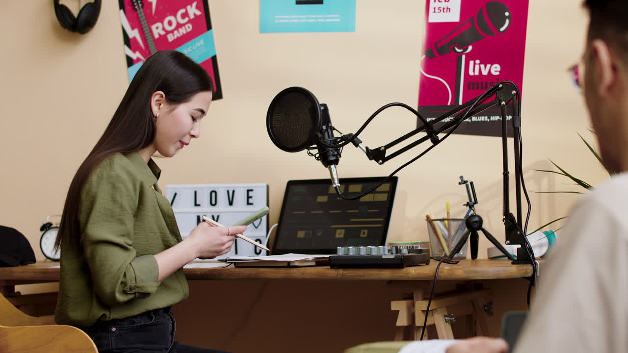 친구 들 이 스마트폰 으로 채팅 하고 있다