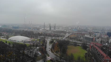 distrito portuario de gdansk, polonia, panorama aéreo en un día nublado de otoño
