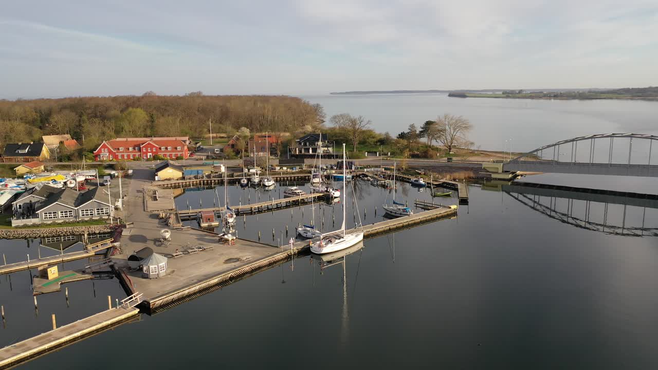 barco de vela en el muelle del puerto de guldborg