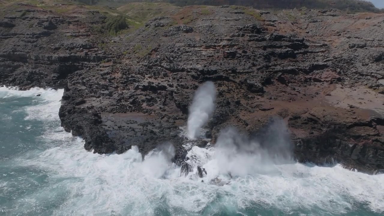 Flygfoto över Nakalele Blowhole, Mauis naturliga vattenfontän