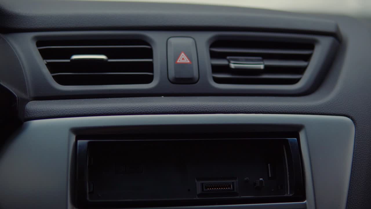 близкий взгляд на приборную панель автомобиля с помощью руки