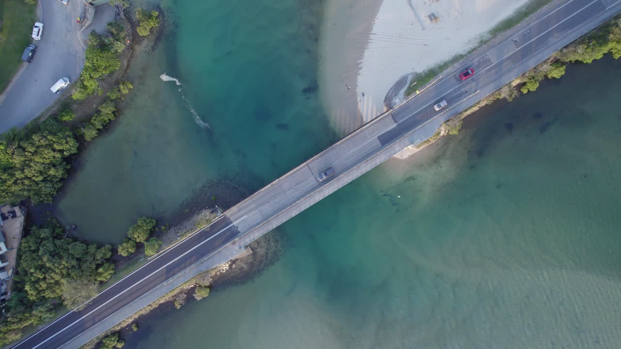 vista de arriba hacia abajo de los automóviles que circulan por la carretera de la costa de tweed en hasting point, nueva gales del sur, australia