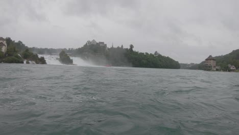 Vista-Espectacular-De-Las-Cataratas-Del-Rin,-La-Cascada-Más-Grande-De-Suiza-En-Europa