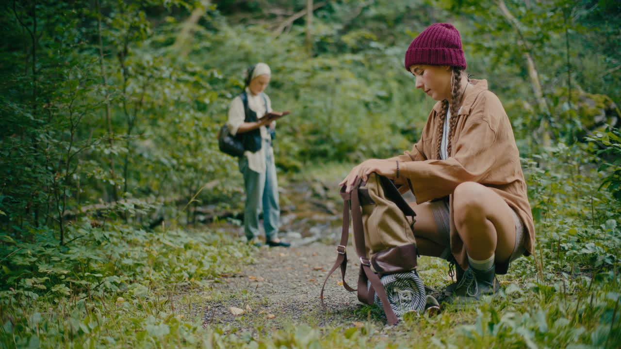 식물 근처 에 누워 있는 여자 가 배 을 포장 하고 있다