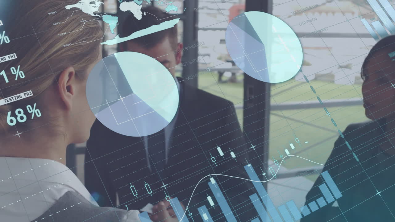 gente de negocios discutiendo análisis de datos sobre gráficos financieros y animación de mapas del mundo