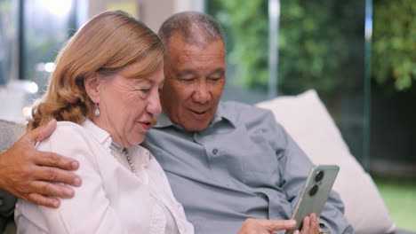 pareja de ancianos usando un teléfono inteligente