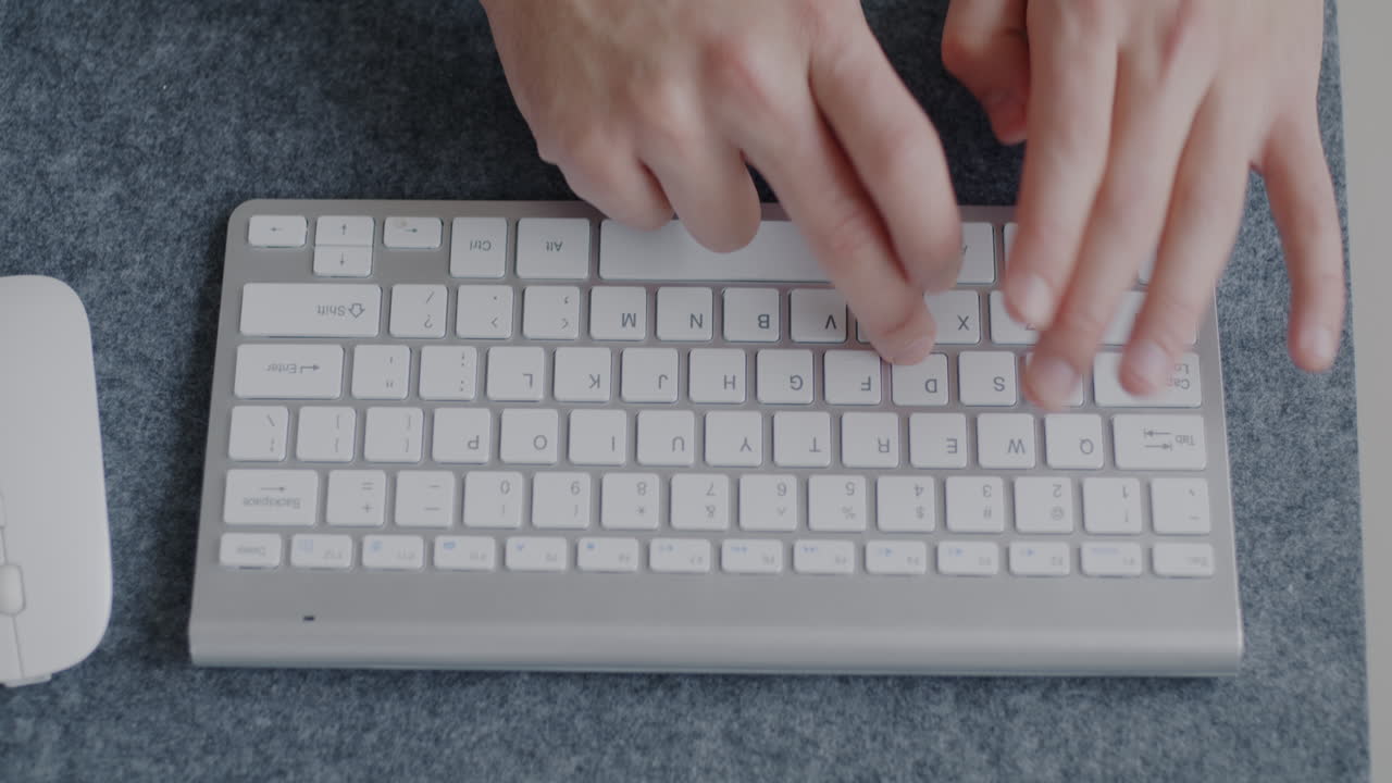 persona escribiendo en un teclado