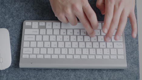 persona escribiendo en un teclado