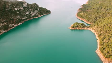 Landschaftshintergrund-Der-Berge-Von-Barcelona-Mit-Dem-Wasser,-Das-An-Ihnen-Entlang-Fließt