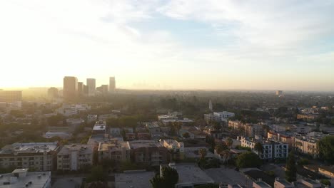 Wunderschöner-Flug-Aus-Der-Luft-über-Die-Häuser-Und-Palmen-Von-Beverly-Hills-Bei-Sonnenaufgang