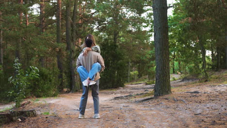 una pareja feliz en el bosque.