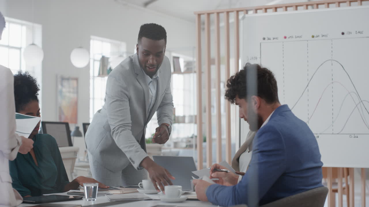 homme d'affaires afro-américain heureux célébrant le succès dansant s'amusant profitant de la victoire de l'entreprise dans la salle de réunion de présentation
