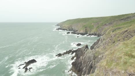 Paisaje-Idílico-De-Acantilados-Y-Océano-En-Ballycotton,-Condado-De-Cork,-Irlanda---Disparo-Aéreo-De-Drones