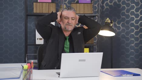 hombre de negocios mirando a la cámara cansado del trabajo.