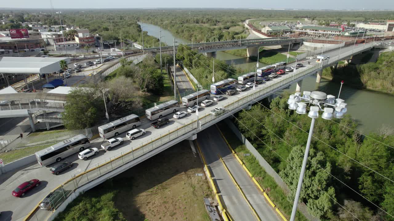 aéreo - puente internacional sobre el río grande, frontera entre estados unidos y méxico, plano amplio-1