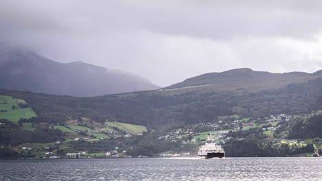 Un-Timelapse-De-Un-Ferry-En-Volda,-Noruega