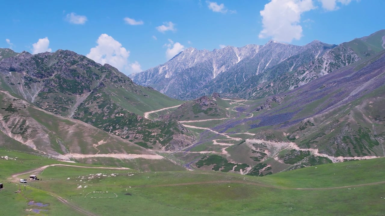 Dasht e Laila, Utror, Hayber Pahtunhva, Pakistan'da Hindu Kuş'un altında yeşil çayırlar ve kıvrımlı dağ yolu.