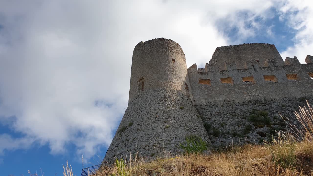 панорамный снимок замка ледихоук в рокка-калассио, италия