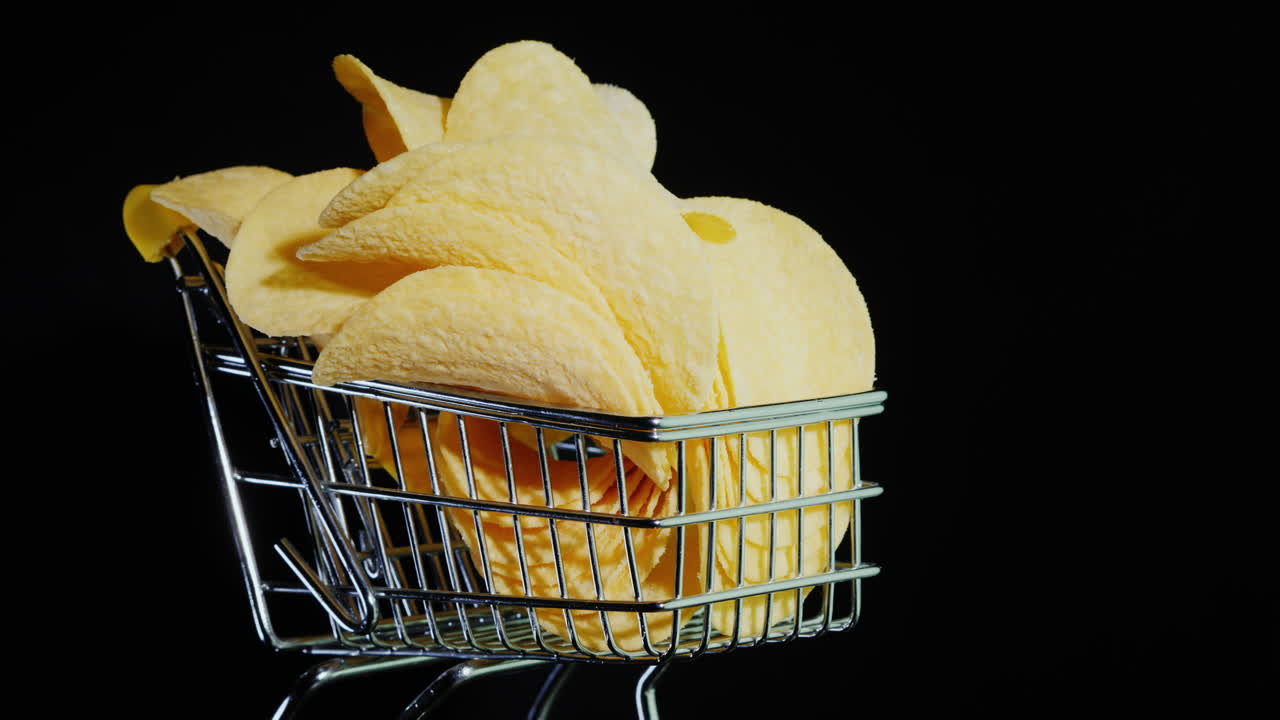 Salgadinhos em um pequeno carrinho de compras