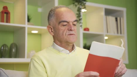un anciano leyendo un libro pensativo y soñador sintiéndose tranquilo y relajado.