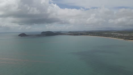 Seelandschaft-Und-Yeppoon-Küstenstadt-Mit-Keppel-Bay-Marina-In-Der-Ferne-In-Queensland,-Australien