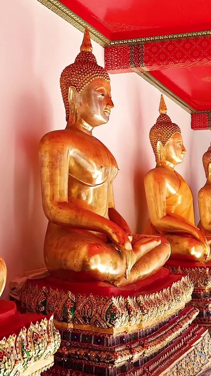 Fila di statue di Buddha nel tempio Wat Pho