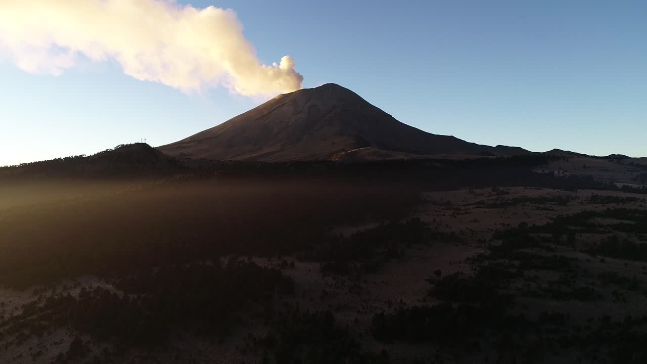 toma aérea del volcán activo popocatépetl desde el paso de cortés, 17 de febrero de 2019.