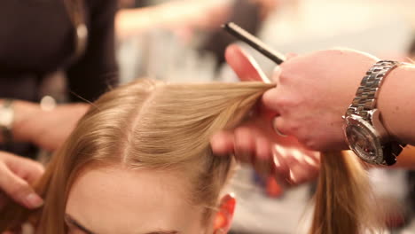 Peluquero-Profesional-Que-Seca-Y-Peina-El-Cabello-De-La-Modelo-En-El-Backstage-De-Un-Desfile-De-Modas