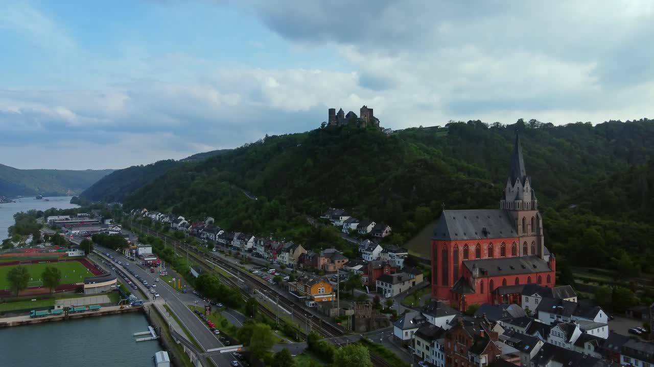 arquitectura medieval de la iglesia de oberwesel con el castillo de schoenburg en el fondo, drone dolly en