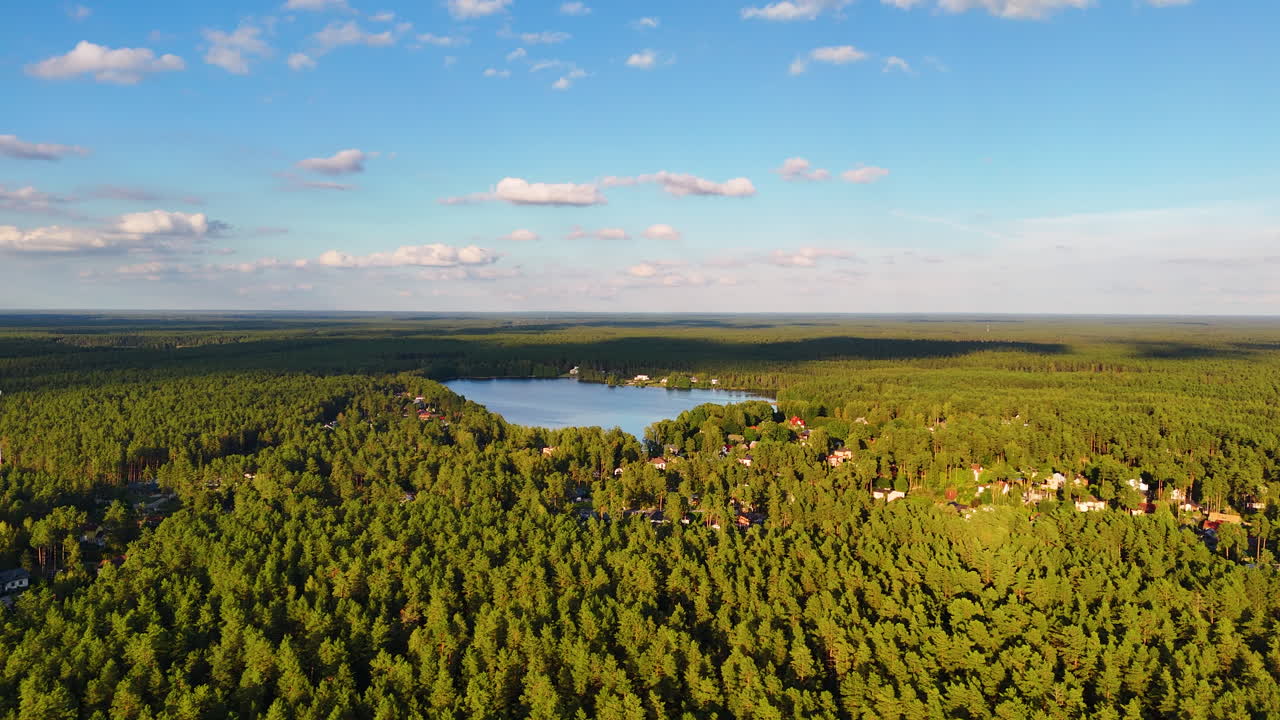 푸른 숲으로 둘러싸인 라트비아의 랭스티누 에저스 (langstinu ezers) 의 공중 촬영.