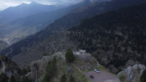 volando sobre el observatorio en las montañas | 4k
