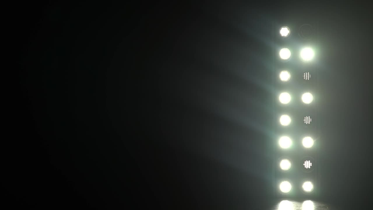 imágenes realistas de la luz del escenario parpadeando rayos de reflectores a través del humo