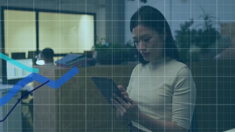 Animation-Von-Diagrammen-über-Einem-Gittermuster-Vor-Einer-Asiatischen-Geschäftsfrau,-Die-Im-Büro-Ein-Digitales-Tablet-Verwendet