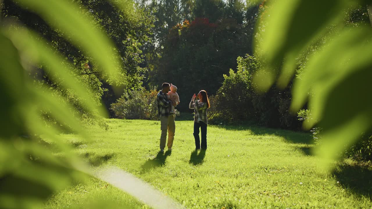 familia caminando en el parque