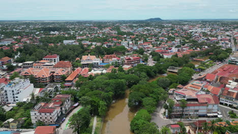 Siem-Reap-River-Und-Township-Erheben-Sich-Und-Verfolgen-4k