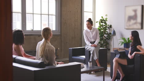 Businesswoman-talks-to-female-colleagues-at-a-casual-meeting