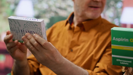 personas mayores leyendo sobre pastillas y suplementos en las cajas