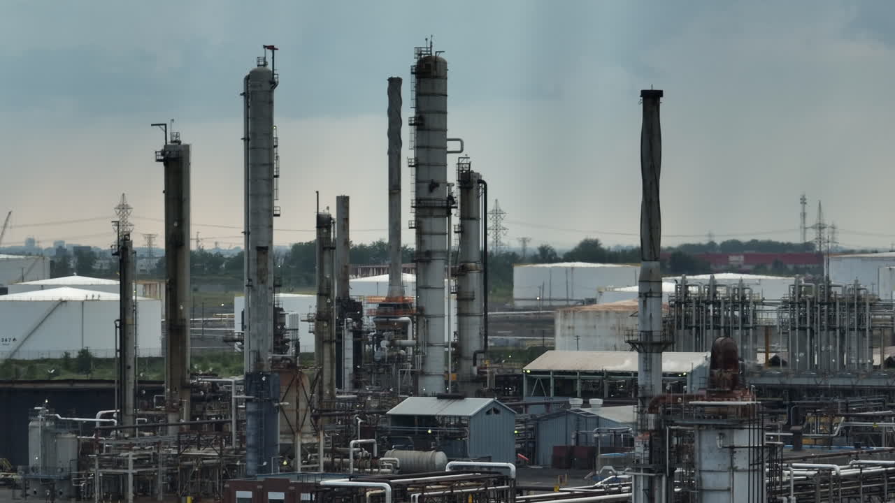 Stigende udsigt over olie- og gasraffinaderi - industrianlæg
